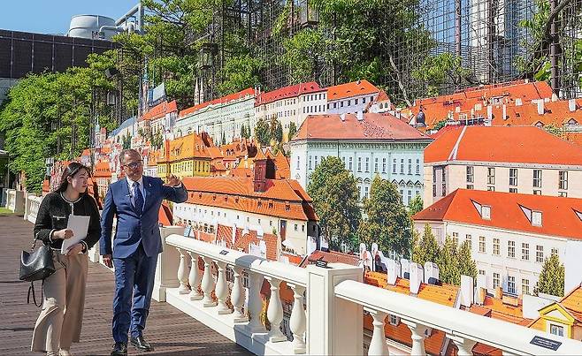 현대백화점 무역센터점의 프라하 테마 작품 [사진/성연재 기자]