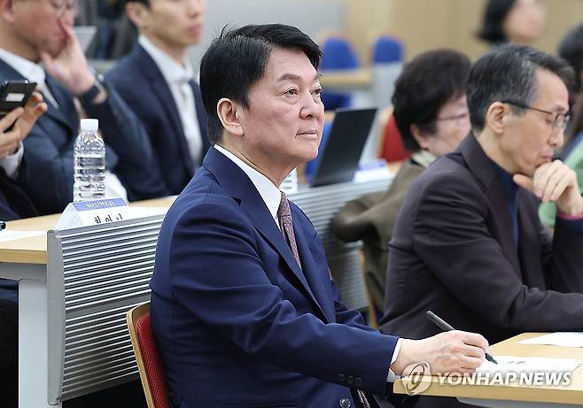 의사 수 추계 논문 공모 발표회 참석한 안철수 의원 (서울=연합뉴스) 김성민 기자 = 국민의힘 안철수 의원이 10일 서울 종로구 서울대병원 의과대학에서 열린 '의사 수 추계 논문 공모 발표회'에 참석해 있다. 2025.3.10 ksm7976@yna.co.kr