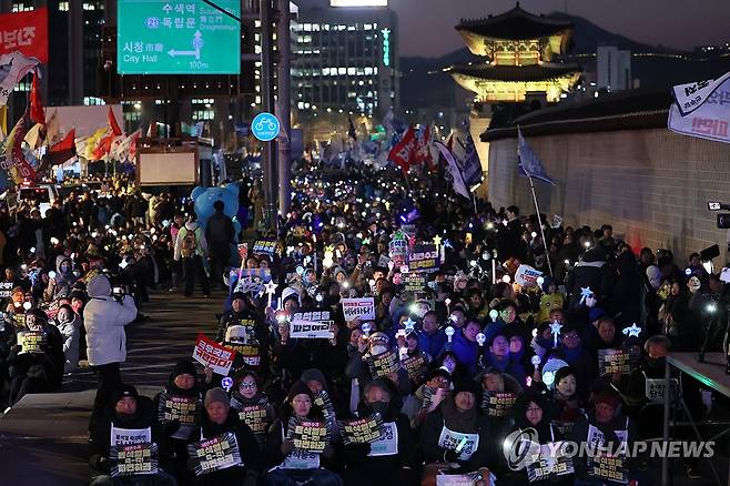 동십자각에서 열린 탄핵 촉구 집회 (서울=연합뉴스) 이정훈 기자 = 19일 서울 종로구 동십자각 앞에서 열린 '내란수괴 윤석열 즉각 파면 긴급행동'에서 참석자들이 윤 대통령의 탄핵을 촉구하고 있다. 2025.3.19 uwg806@yna.co.kr