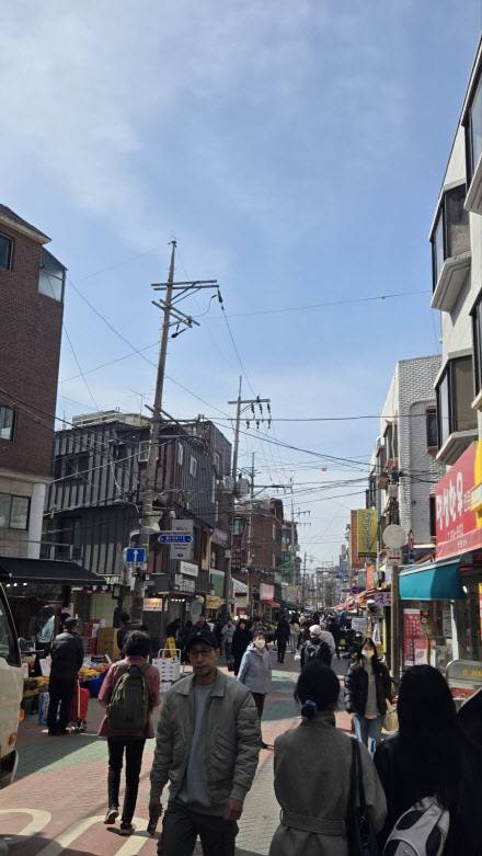 13일 오후 망원역 2번 출구를 나와 오른쪽으로 돌면 망원시장, 망리단길로 갈 수 있는 길다란 길이 나온다. 사람들이 그 길을 오고가고 있다.(사진=최정희 이데일리 기자)