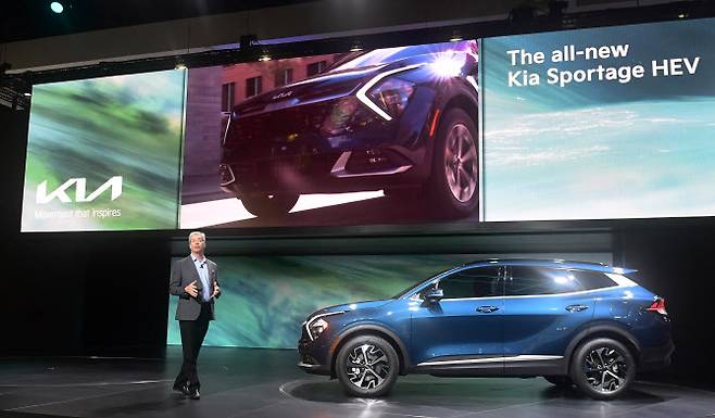 2021년 11월 17일 캘리포니아주 로스앤젤레스에서 열린 LA 오토쇼에서 공개한 올 뉴 기아 스포티지 HEV를 소개하고 있다.(사진=AFP)