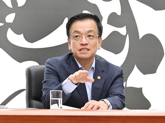 최상목 대통령 권한대행 부총리 겸 기획재정부 장관이 20일 경북 경주시 화백컨벤션센터(HICO)에서 아시아 태평양 경제협력체(APEC) 정상회의 준비 점검회의를 하고 있다. (사진=연합뉴스)