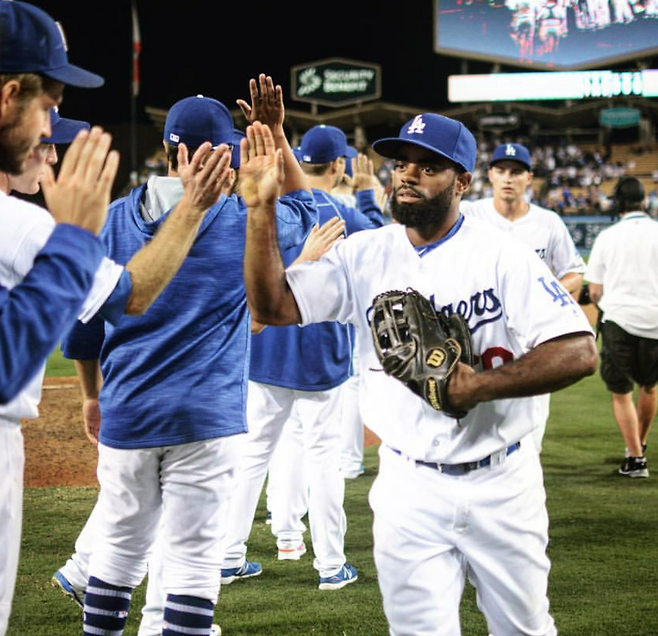 (앤드류 톨스(오른쪽)가 경기가 끝난 뒤 동료들과 하이 파이브를 하고 있다)
