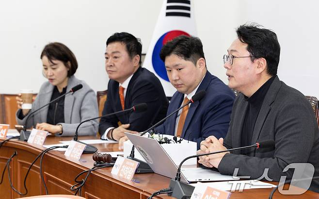 천하람 개혁신당 당대표 권한대행 겸 원내대표가 17일 오전 서울 여의도 국회에서 열린 최고위원회의에서 발언을 하고 있다. 2025.3.17/뉴스1 ⓒ News1 이재명 기자