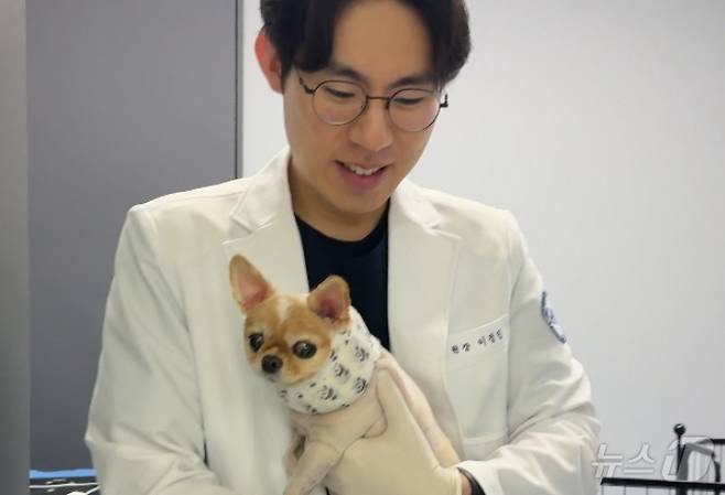 이정민 원장이 조혈모세포 이식을 받고 회복한 강아지를 안고 있다(고려동물메디컬센터 제공). ⓒ 뉴스1
