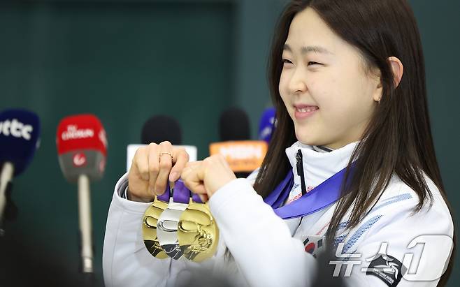 스피드스케이팅 김민선이 제9회 하얼빈 동계아시안게임 출전을 마치고 12일 오후 인천국제공항을 통해 귀국해 메달을 들어보이고 있다. 스피드스케이팅 대표팀은 이번 대회에서 금메달 3개, 은메달 5개, 동메달 4개를 수확했다. 2025.2.12/뉴스1 ⓒ News1 이동해 기자