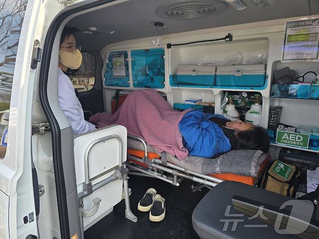 긴급 이송되는 최서연 전주시의원(더민주전북혁신회의 제공. 재판매 및 DB금지)