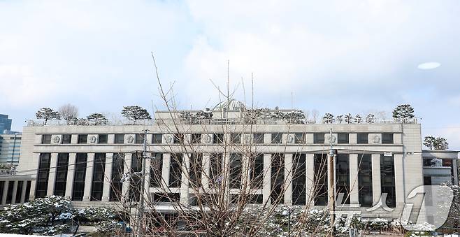 헌법재판소가 윤석열 대통령 탄핵심판의 변론을 종결한 뒤 아직 선고일을 지정하지 못하면서 대통령 탄핵 사건 중 최장기간 숙의를 거듭하고 있다. 사진은 18일 서울 종로구 헌법재판소 모습. 2025.3.18/뉴스1 ⓒ News1 김명섭 기자