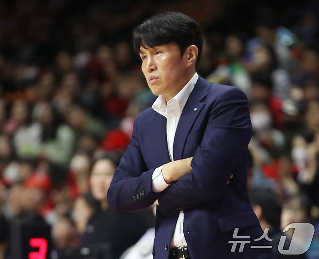 20일 오후 부산 사직실내체육관에서 열린 '하나은행 2024-2025 여자프로농구 플레이오프' 챔피언결정전 3차전 부산 BNK와 아산 우리은행의 경기에서 우리은행 위성우 감독이 경기를 지켜보고 있다. 2025.3.20/뉴스1 ⓒ News1 윤일지 기자