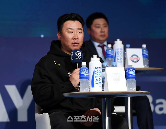 KIA 이범호 감독이 20일 서울 잠실 롯데호텔 월드에서 열린 2025 KBO리그 미디어데이에서 기자의 질문에 답하고 있다. 최승섭기자 thunder@sportsseoul.com