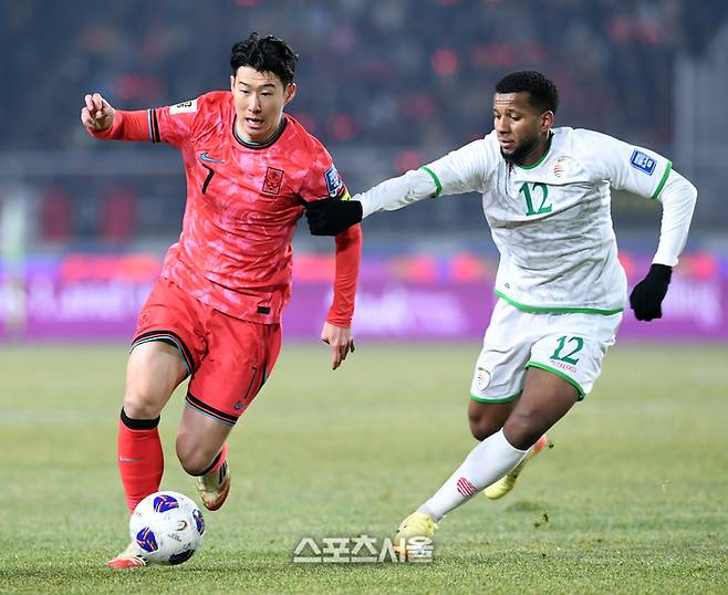 대한민국 축구대표팀의 손흥민(왼쪽)이 20일 고양종합운동장에서 열린 2026 북중미 월드컵 아시아지역 최종 예선 오만과의 경기에서 오만의 압둘라 파와즈의 수비를 피해 드리블을 하고 있다. 2025. 3. 20.  고양 | 박진업 기자 upandup@sportsseoul.com