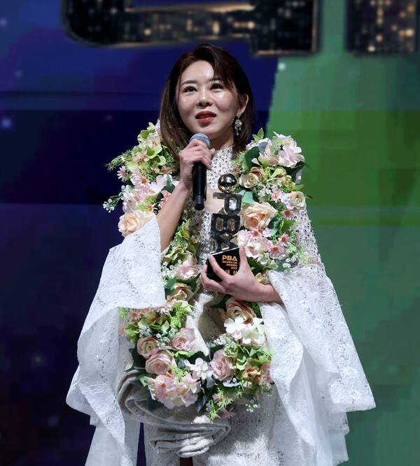 김가영이 19일 그랜드워커힐 서울 비스타홀에서 진행된 'PBA 골든큐 어워즈 2025'에서 대상 수상 후 소가믈 전하고 있다. 사진┃PBA