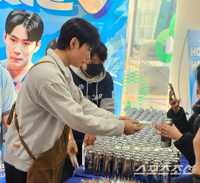 19일 삼성화재와의 홈 경기를 앞두고 팬들에게 쿠키와 음료를 전달하는 한태준. 장충=이종서 기자