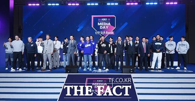 '2025 신한 SOL Bank KBO 미디어데이'가 20일 오후 서울 송파구 롯데호텔 월드에서 열린 가운데 각 구단 감독과 선수들이 기념촬영을 하고 있다. /장윤석 기자