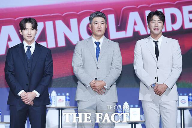 SSG 랜더스 박성현 선수와 이숭용 감독, 김광현 선수(왼쪽부터).