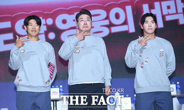 키움 히어로즈 송성문 선수와 홍원기 감독, 이주형 선수(왼쪽부터).