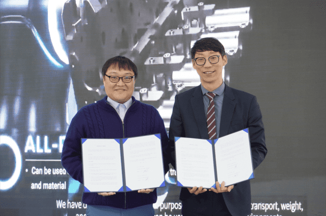 브릴스와 수현엔지니어링이 19일 로봇 자동화 솔루션 협력을 위한 공동파트너 체결식을 진행했다. 고명수 수현엔지니어링 대표(왼쪽)와 브릴스 전진 대표(오른쪽)가 기념촬영을 하고 있다. (사진=브릴스)