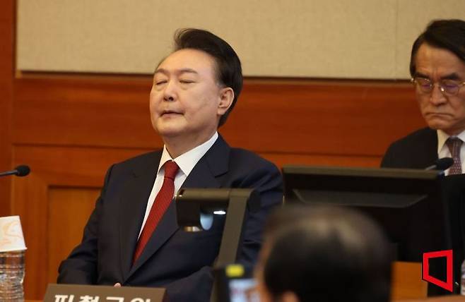 윤석열 대통령이 지난달 13일 서울 종로구 헌법재판소에서 열리는 탄핵심판 8차 변론에 출석하고 있다. ＜2025.2.13 사진공동취재단＞