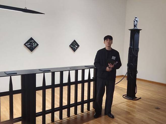 송승준  작가가 전시물을 설명하고 있다. 서믿음 기자