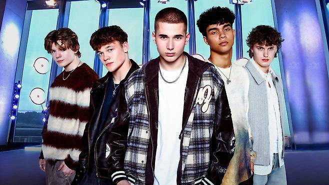 'DearALICE(디어 앨리스)'는 케이팝 연예 기획사 SM엔터테인먼트가 론칭에 참여한 최초의 영국 팝그룹이다