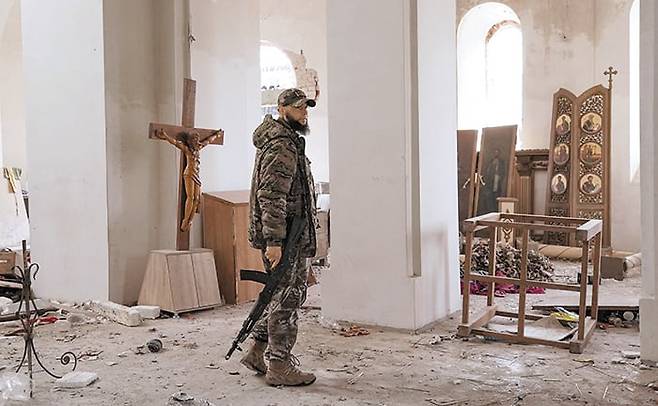 러, 쿠르스크 대부분 탈환 - 러시아군을 지원하는 체첸군 특수부대원이 쿠르스크의 한 교회를 둘러보고 있다. 러시아군은 우크라이나에 내줬던 쿠르스크 지역 대부분을 최근 탈환한 것으로 알려졌다. /AFP 연합뉴스