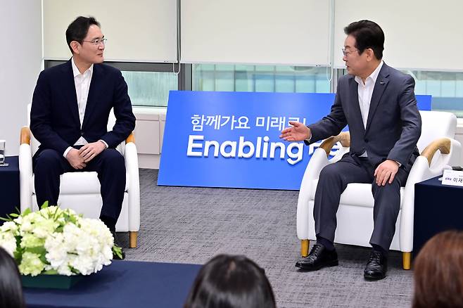 이재명 더불어민주당 대표와 이재용 삼성전자 회장이 20일 오전 서울 강남구 사피(SSAFY·삼성청년소프트웨어 아카데미)에서 청년 취업지원을 위한 현장 간담회를 하고 있다./남강호기자