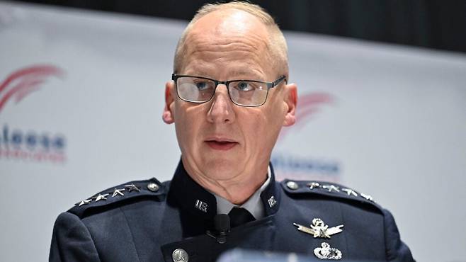 미 우주군 우주 작전 부사령관 마이클 게틀린 대장이 18일 버지니아주 알링턴에서 열린 맥앨리스 방위 프로그램 콘퍼런스에서 연설하고 있다. /미 공군 에릭 디트리히