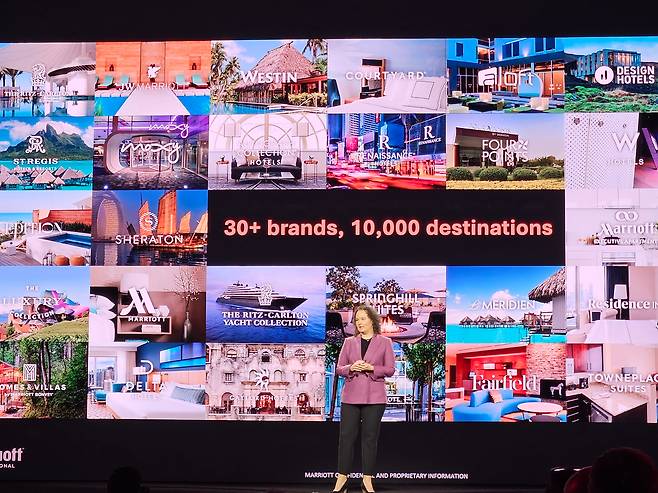 19일(현지시각) 미국 라스베이거스 베네시안 컨벤션 센터에서 열린 ‘어도비 서밋 2025’에서 힐러리 쿡(Hilary Cook) 메리어트 인터내셔널 글로벌 마케팅 오케스트레이션 담당 부사장이 발표하고 있다./사진=이경탁 기자