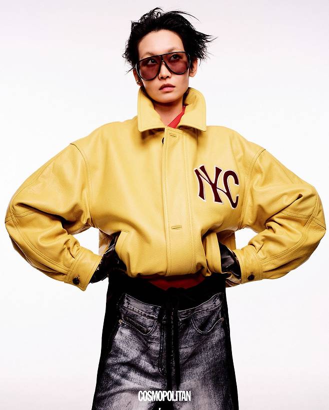 레더 블루종 87만8천원 Nohant. 스윔슈트 6만9천원대, 이어 커프 3만9천원대 모두 H&M. 데님 쇼츠 17만8천원 Open Yy. 선글라스 가격미정 Tom Ford. 장갑 가격미정 Valentino Garavani.