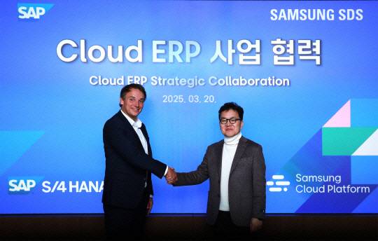 크리스티안 클라인(왼쪽) SAP CEO와 이준희 삼성SDS 사장이 20일 클라우드ERP사업 확대를 공동추진하기로 합의하고 기념촬영하고 있다. 삼성SDS 제공
