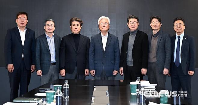 싱귤래리티 금융 소사이어티 출범 좌담회가 19일 서울 중구 을지타워에서 열렸다. 왼쪽부터 강병준 전자신문 대표, 김용범 해시드 오픈리서치 대표, 윤종원 연세대 경제학과 객원교수, 조윤제 연세대 경제대학원 특임교수, 이억원 서울대 경제학과 특임교수, 유재수 간사, 김철웅 신한은행 상임감사위원. 이동근기자 foto@etnews.com