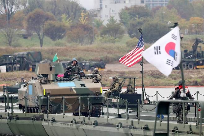 지난해 10월 22일 오후 경기 여주시 남한강에서 열린 한미연합 제병협동 도하훈련에서 제7공병여단과 미2사단/한미연합사단 장병들이 도하 훈련을 실시하고 있다(자료사진). 사진=공동취재단