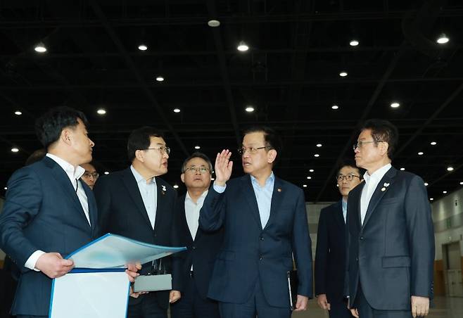 경주 APEC 준비 상황 점검하는 최상목 권한대행 (경주=연합뉴스) 홍해인 기자 = 최상목 대통령 권한대행 부총리 겸 기획재정부 장관이 20일 경북 경주화백컨벤션센터(HICO)를 방문해 32차 아시아태평양경제협력체(APEC) 정상회의 준비 상황을 점검하고 있다. 2025.3.20 hihong@yna.co.kr (끝)