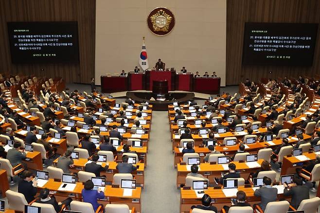 [서울=뉴시스] 권창회 기자 = 20일 오후 서울 여의도 국회에서 열린 제423회국회(임시회) 제2차 본회의에서 윤석열 대통령 배우자 김건희의 주가조작 사건 등의 진상규명을 위한 특별검사 수사요구안과 인천세관 마약 수사외압 의혹 사건 등 진상규명을 위한 특별검사 수사요구안이 상정되고 있다. 2025.03.20. kch0523@newsis.com <저작권자ⓒ 공감언론 뉴시스통신사. 무단전재-재배포 금지.> /사진=뉴시스화상