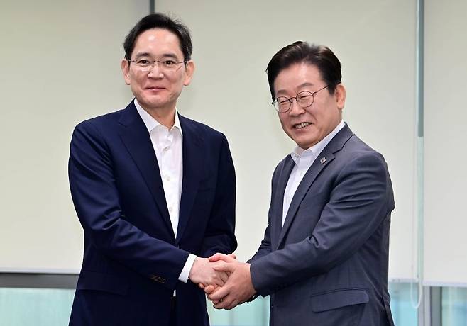 이재명 더불어민주당 대표와 이재용 삼성전자 회장이 20일 오전 서울 강남구 삼성 청년 소프트웨어 아카데미(SSAFY)에서 환담에 앞서 기념촬영을 하고 있다. /사진=뉴스1