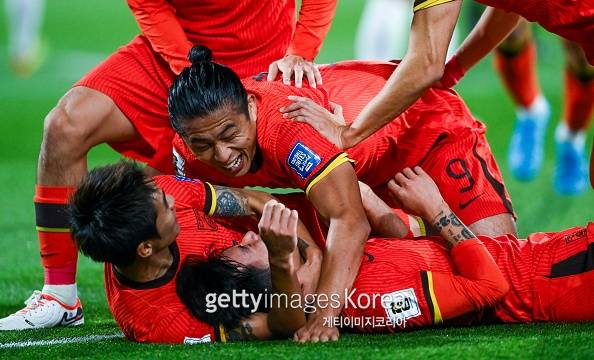 장위닝(9번)이 동료들과 기뻐하는 모습. 사진=게티이미지