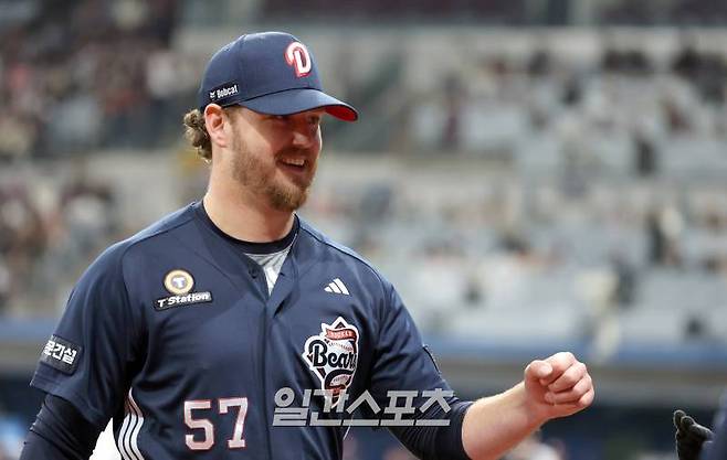 16일 오후 서울 고척스카이돔에서 열린 2025 프로야구 두산과 키움의 시범경기. 두산 선발 콜 어빈이 3회 3루수 강승호가 키움 송성문의 3루 플라이 타구를 호수비로 잡아내자 .미소 짓고있다. 고척=정시종 기자 capa@edaily.co.kr
