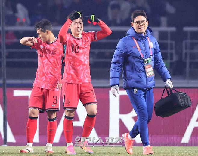 2026 FIFA 북중미 월드컵 아시아지역 3차 예선 B조 조별리그 7차전 대한민국과 오만의 경기가 20일 오후 경기 고양시 고양종합운동장에서 열렸다. 후반 이강인이 그라운드에 쓰러져 있다가 일어나 교체사인을 내고 있다. 고양=김민규 기자 mgkim1@edaily.co.kr /2025.03.20/
