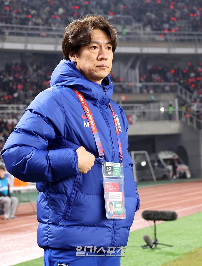 2026 FIFA 북중미 월드컵 아시아지역 3차 예선 B조 조별리그 7차전 대한민국과 오만의 경기가 20일 오후 경기 고양시 고양종합운동장에서 열렸다. 경기 시작 전 홍명보 감독이 그라운드에 서 있다. 고양=김민규 기자 mgkim1@edaily.co.kr /2025.03.20/