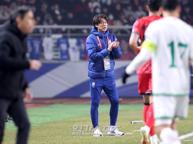 2026 FIFA 북중미 월드컵 아시아지역 3차 예선 B조 조별리그 7차전 대한민국과 오만의 경기가 20일 오후 경기 고양시 고양종합운동장에서 열렸다. 전반 홍명보 감독이 박수를 치며 선수들을 격려하고 있다. 고양=김민규 기자 mgkim1@edaily.co.kr /2025.03.20/