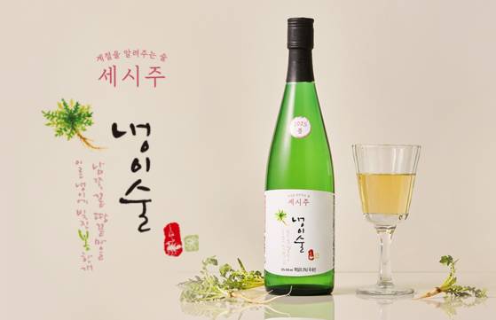 홈술닷컴에서 포천 참냉이로 빚은 봄 세시주 냉이술을 선오인다. 사진 배상면주가