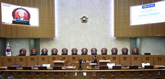 조희대 대법원장을 비롯한 대법관들이 20일 오후 서울 서초구 대법원 대법정에서 열린 강간치상 미수 논란 여부에 대한 전원합의체 선고를 위해 자리에 앉아있다. 뉴스1