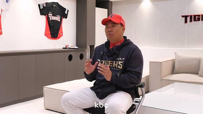▲ 프로야구 개막을 앞두고 KBC 취재진과 인터뷰 중인 KIA타이거즈 이범호 감독&nbsp;&nbsp;