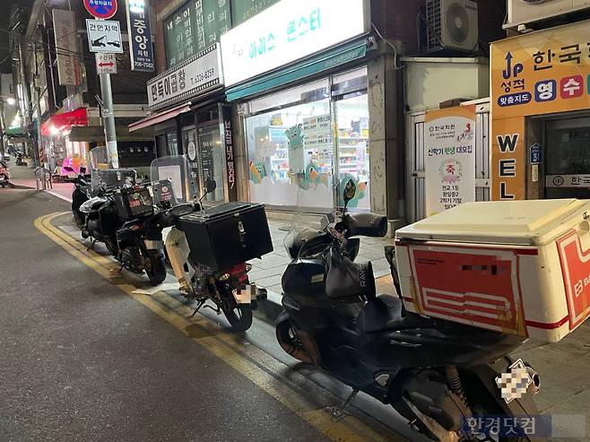 11일 서울 용산구의 한 도로에 배달 오토바이가 일렬로 주차돼있다./사진=박수림 기자