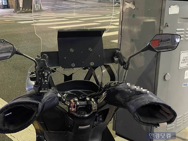 라이더 중 일부는 넓은 단말기 거치대 위에 2~3대의 휴대폰을 올려두고 운행을 한다./사진=박수림 기자