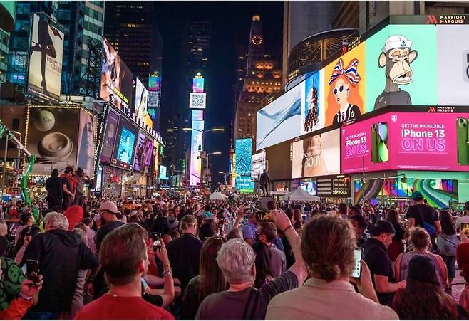 마리아트(Mariart) 작가가 지난 2022년 미국 뉴욕의 타임스퀘어에 전시한 글로벌 여성 PFP 컬렉션 '씨티 레이디스(City Ladies, CL)ʼ / 사진=마리아트