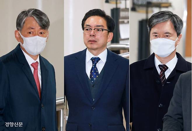 한목소리로 ‘혐의 부인’ 비상계엄 당시 국회를 봉쇄하는 등 내란에 가담한 혐의를 받는 조지호 경찰청장, 윤승영 전 국가수사본부 수사기획조정관, 목현태 전 국회경비대장(왼쪽부터)이 20일 서울중앙지법에서 열린 첫 공판에 출석하고 있다. 이준헌 기자 heon@kyunghyang.com