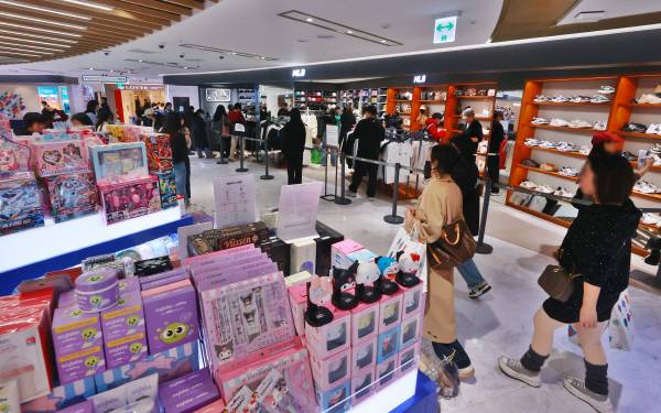 사진은 이날 서울 시내 한 면세점에서 쇼핑하는 관광객들 모습. 연합뉴스