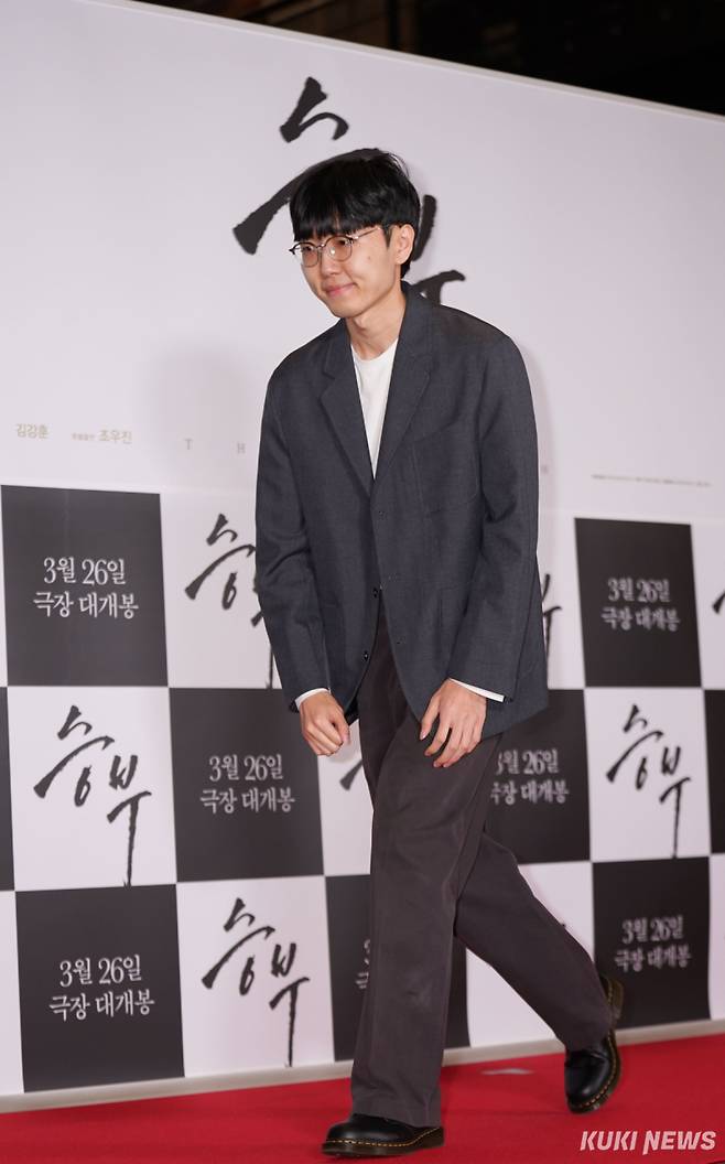 신진서 9단이 19일 서울 용산구 CGV용산아이파크몰에서 열린 영화 ‘승부’ VIP시사회 포토월 행사장에 입장하고 있다. 유희태 기자
