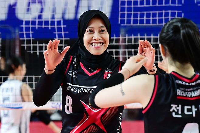 프로배구 여자부 정관장의 메가가 19일  대전충무체육관에서 열린 2024-2025 V리그 한국도로공사와 정규리그 최종전에서 득점에 성공한 후 기뻐하고 있다. 한국배구연맹 제공
